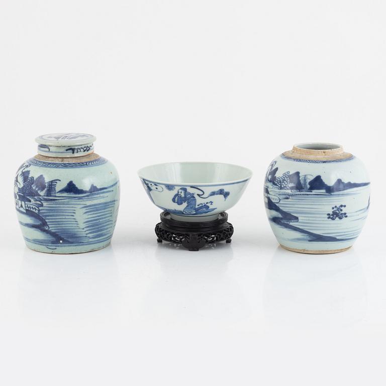 Two Chinese blue and white porcelain jars and a bowl, China, 18th/19th century.