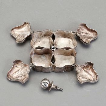 KRYDDKAR, silver. Förefaller ostämplat, 1800-tal. Vikt ca 103 gram.