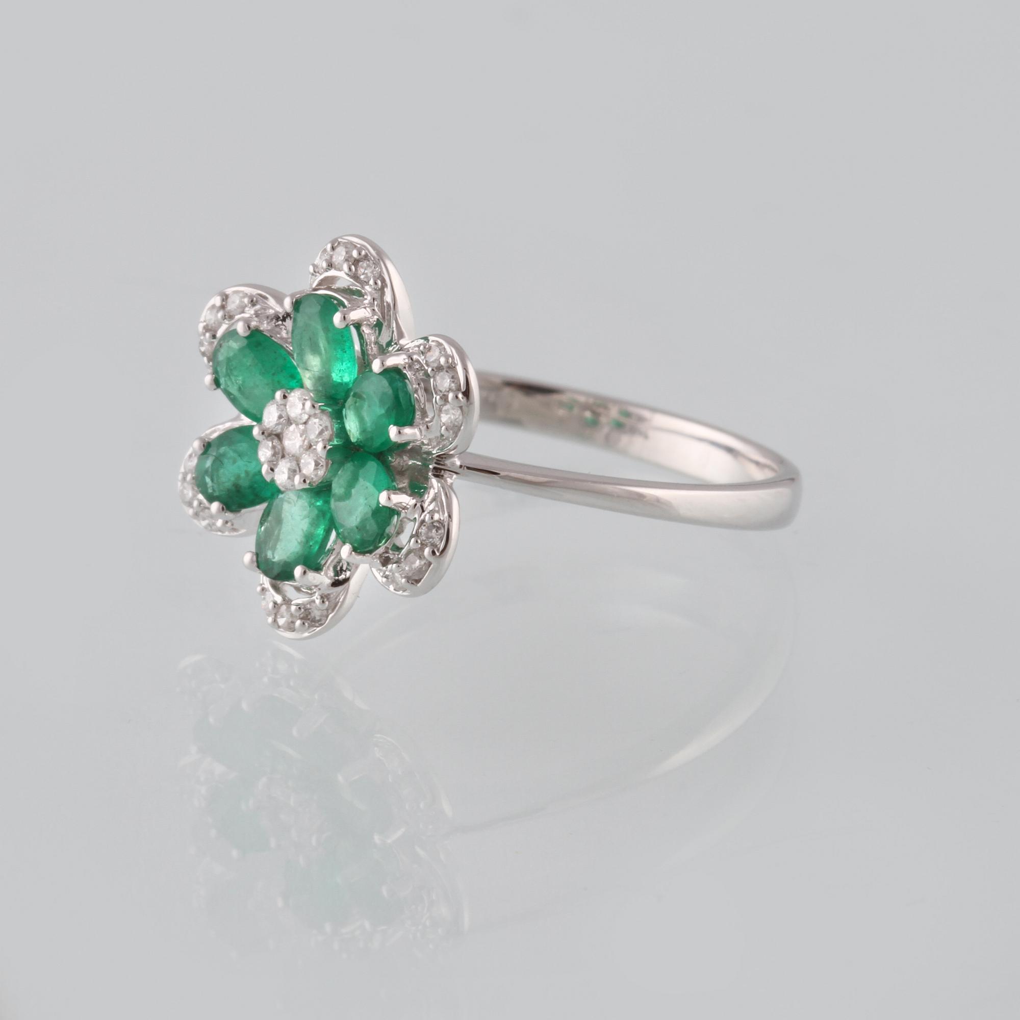 RING, 18K vitguld med briljantslipade diamanter ca 0.14 ct samt ovalslipade smaragder ca 1.03 ct. Vikt 3,1 gram.