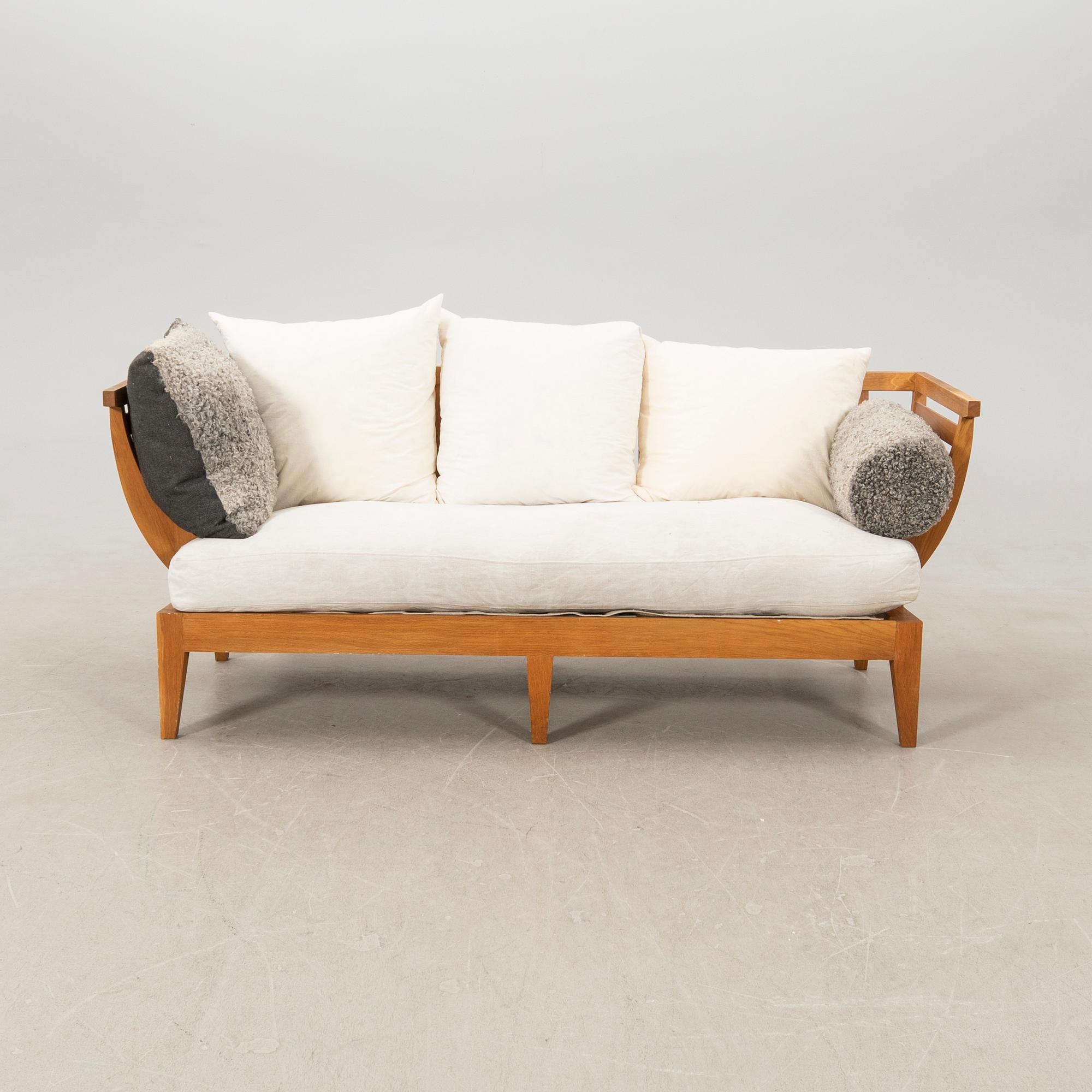 Nirvan Richter, soffa samt fotpall för Norrgavel 2000-tal.