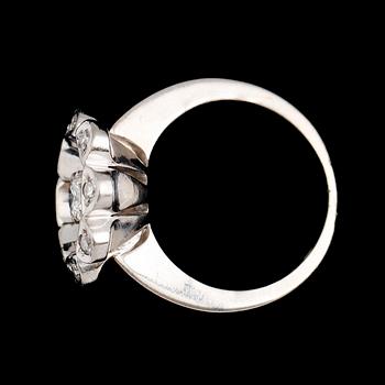 RING, 18 k vitguld, med briljantslipad diamant ca 0.20 ct samt 8 mindre diamanter, Heribert Engelbert. Total vikt ca 9 g.