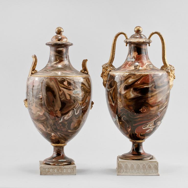 LOCKURNOR, ett par, fajans, Wedgwood, omkring 1800.