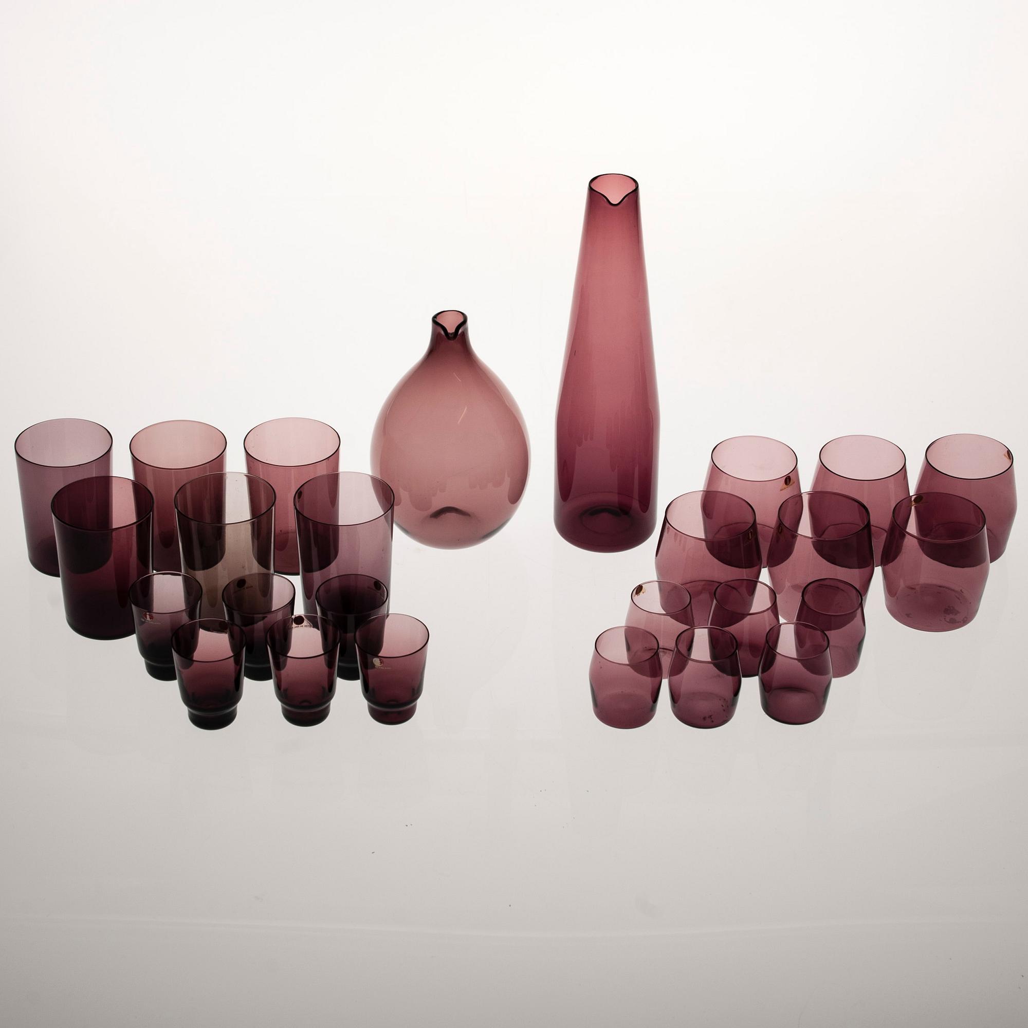 DRICKSGLAS, 24 st, och KARAFFER, 2 st, "i-glas"-serien, Timo Sarpaneva 1950-60-tal. En karaff signerad.