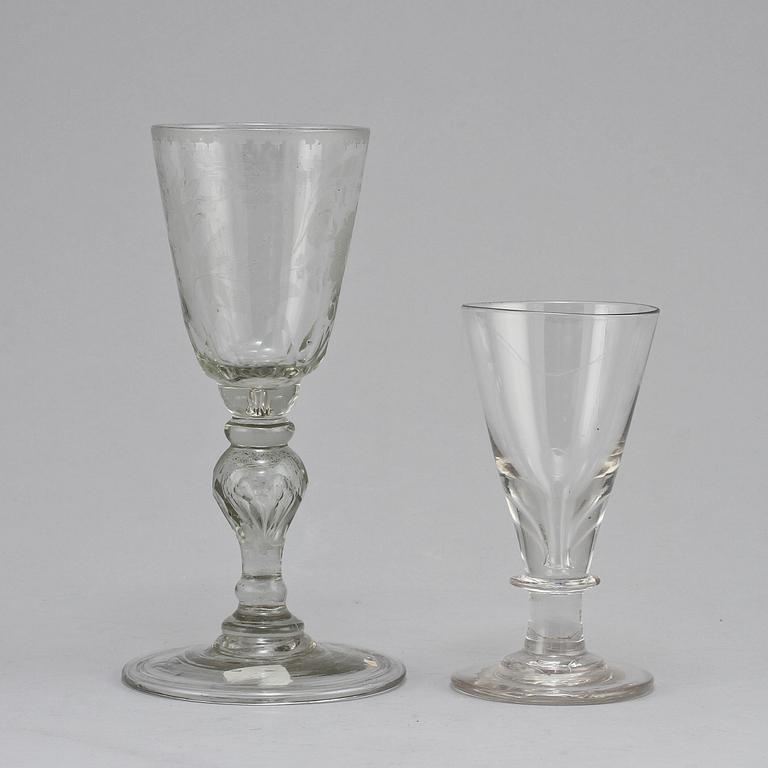 GLAS PÅ FOT, 2 st, 1700/1800-tal.