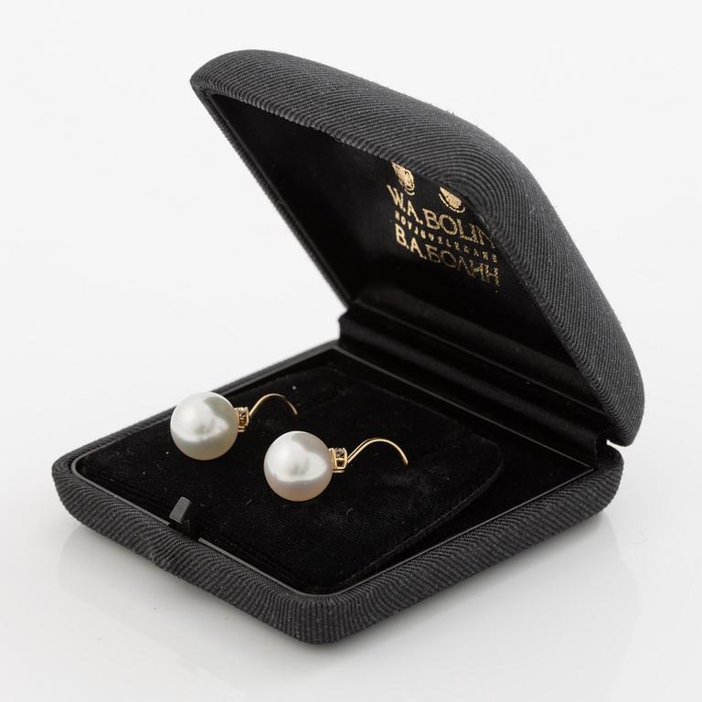 Earrings in 18K gold with white cultured South Sea pearls and brilliant-cut diamonds.