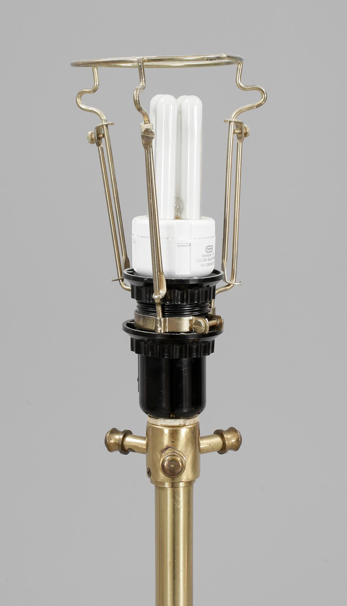 GOLVLAMPA, mässing och trä, 1900-talets andra hälft.