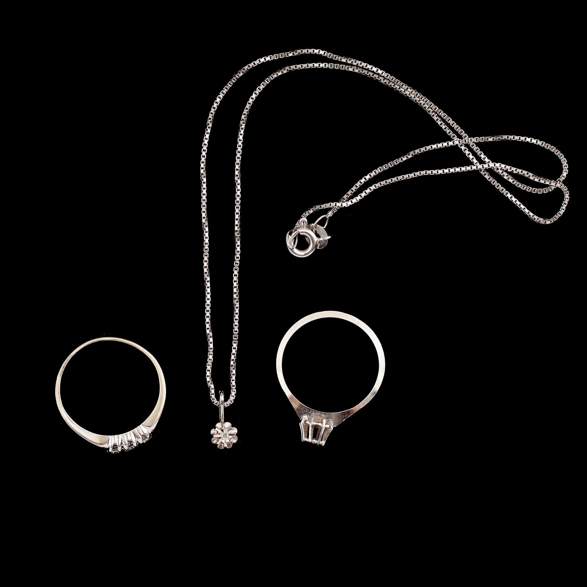 SMYCKEN, 3 delar, 18 k vitguld, mindre diamanter, total vikt ca 7 g.