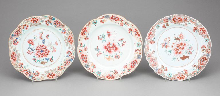 TALLRIKAR, 12 st snarlika, porslin, Qingdynastin Qianlong (1736-95).