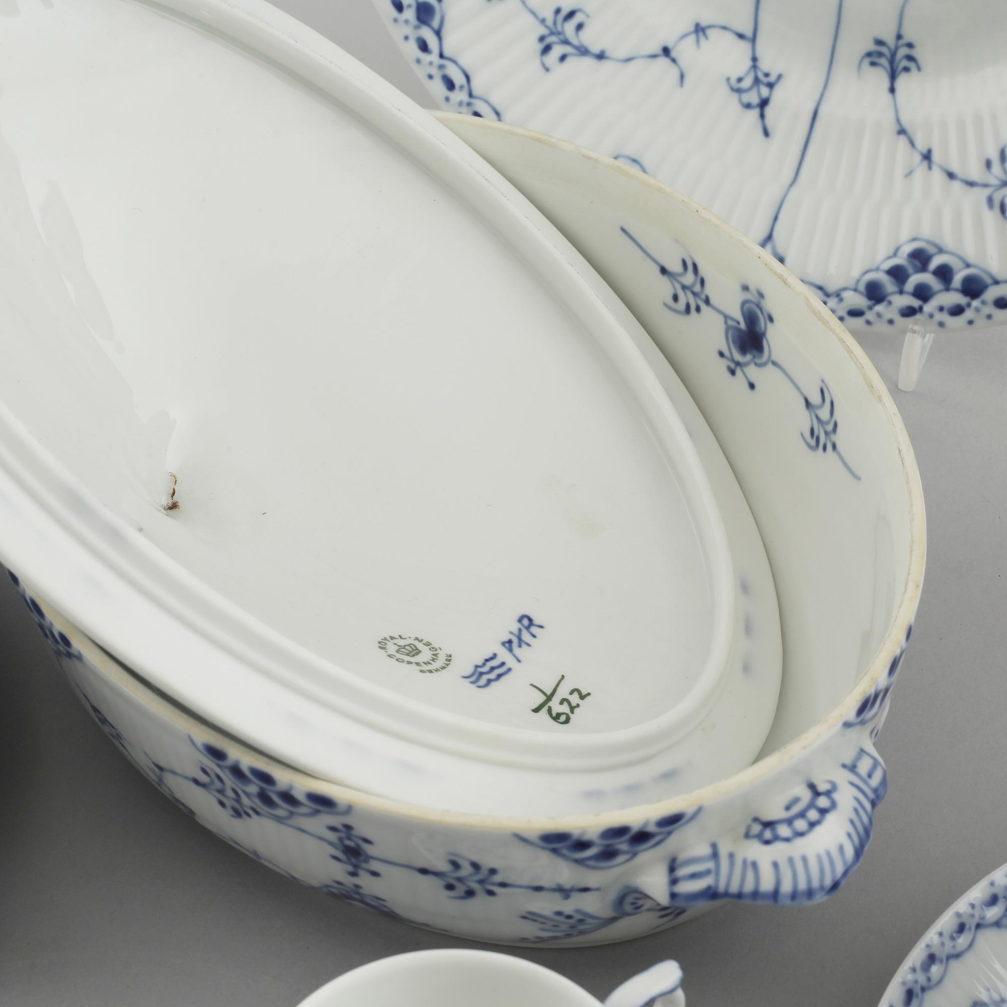 63 pieces of porcelain tableware from Royal Copenhagen, model "Musselmalet", second half of the 20th century.
