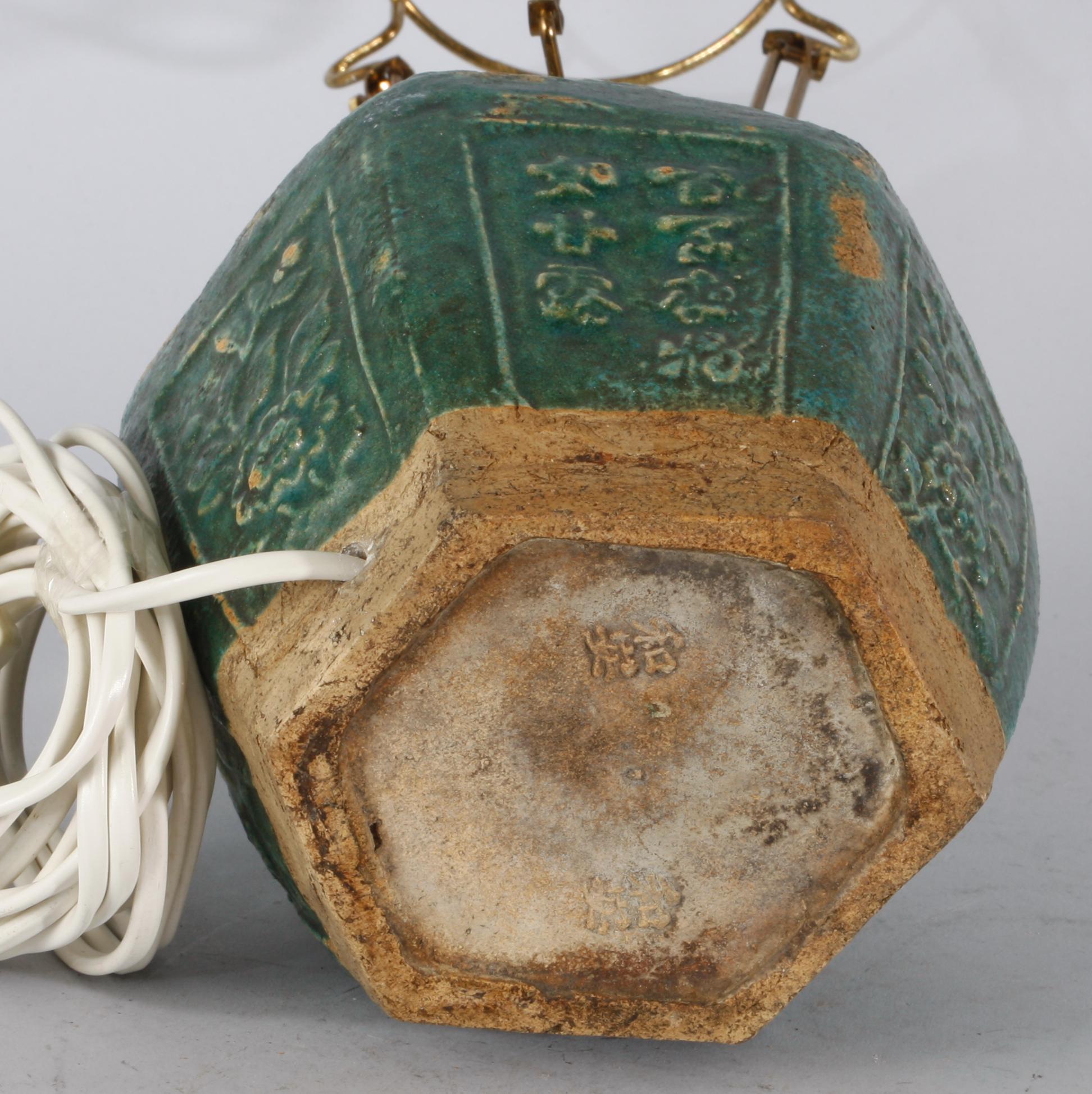 BORDSARMATUR. Stengods. Kina.