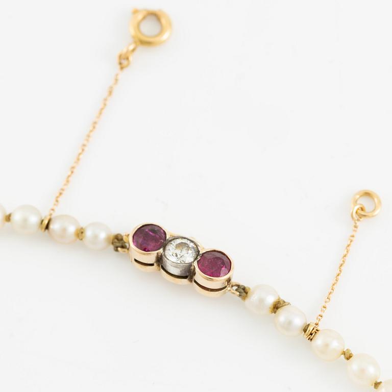 Pärlcollier lås 18K guld med en gammalslipad diamant och rosa stenar.