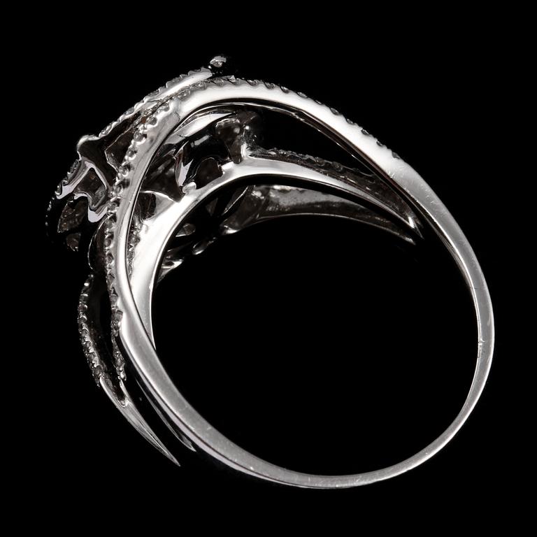 RING, 18k vitguld, med 128 briljantslipade och 9 prinsesslipade diamanter, tot ca 1.31 ct, 2000-tal. Vikt 6 g.
