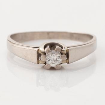 Ring, 18K vitguld med briljantslipad diamant.