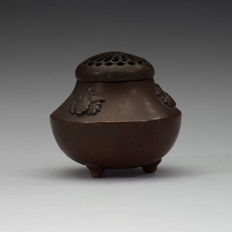 A bronze censer with cover, late Qing dynasty, circa 1900.
