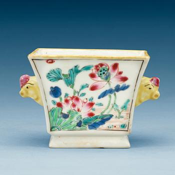 A famille rose cup with chickenhandles, Qing dynasty, Qianlong (1736-95).