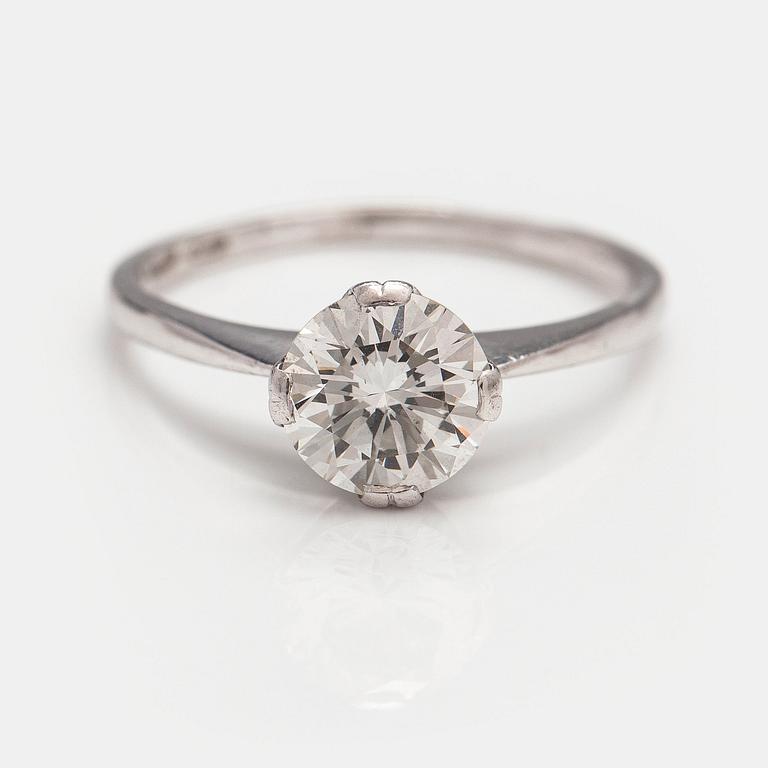 An 18K white gold ring with a brilliant-cut diamond ca. 1.38 ct. A Tillander, Helsinki 1974.