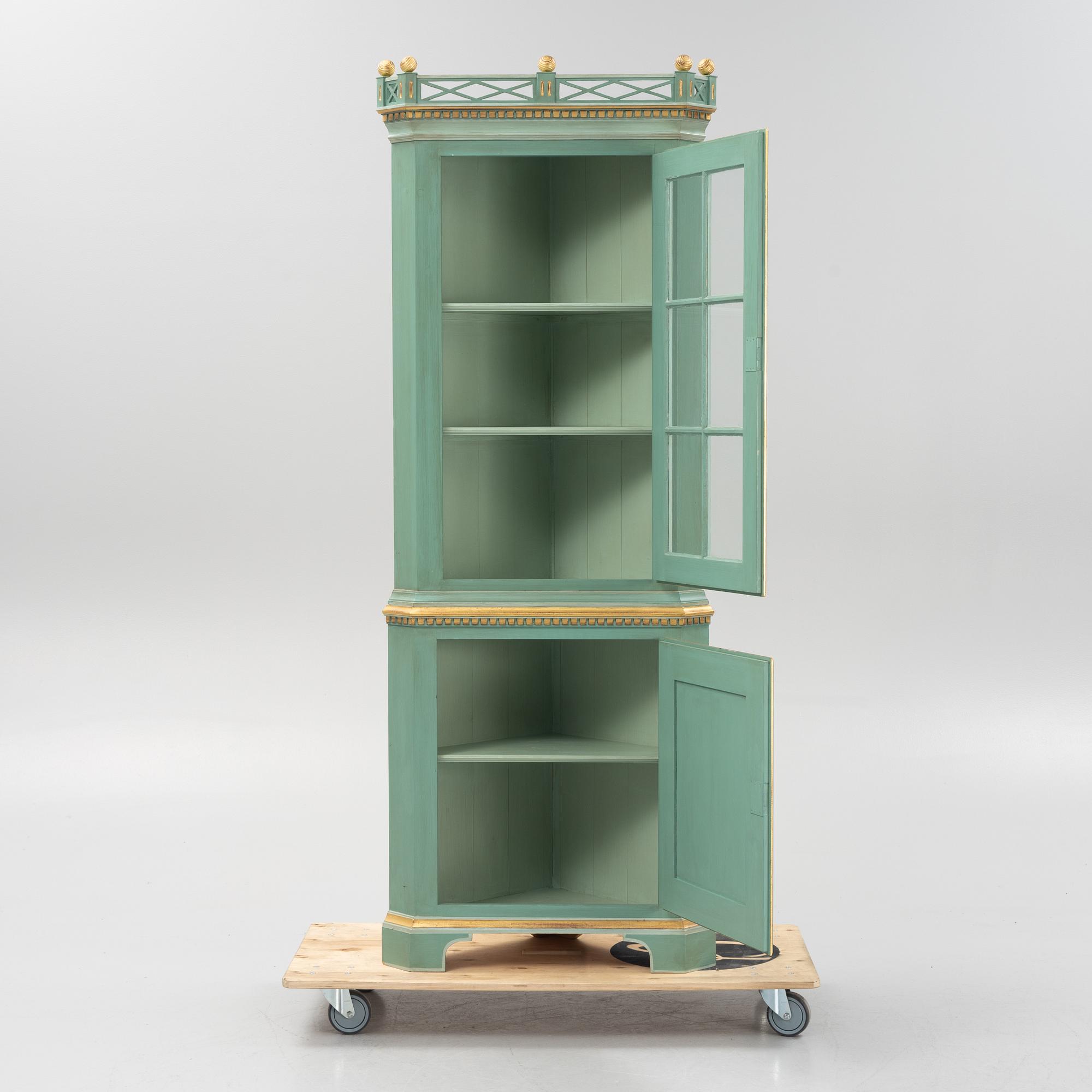 Hörnskåp med vitrin, Louis XVI-stil, Danmark, 1900-talets andra hälft.