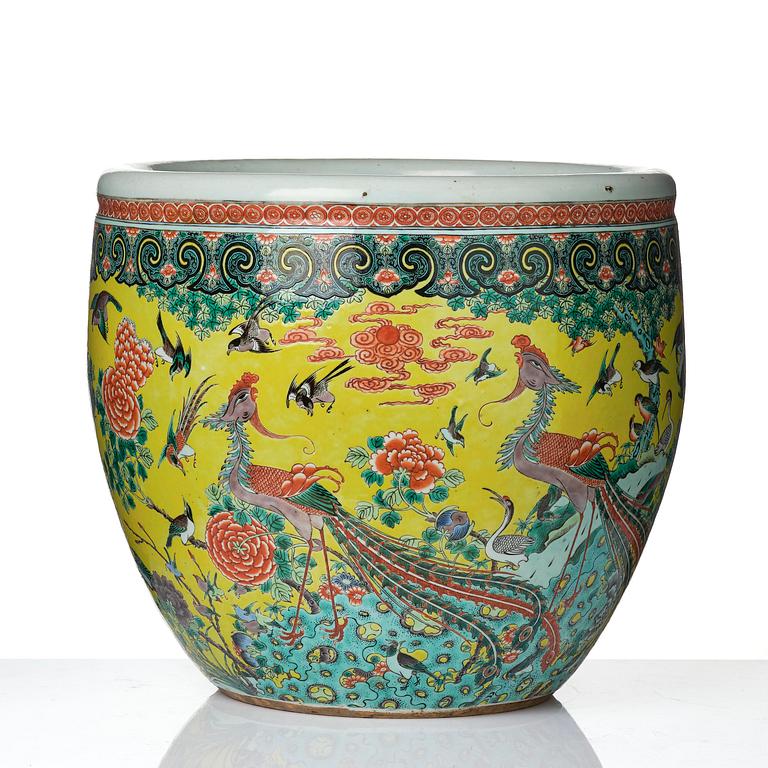A large yellow ground '100 birds' fish basin, Qing dynasty, 19th century.