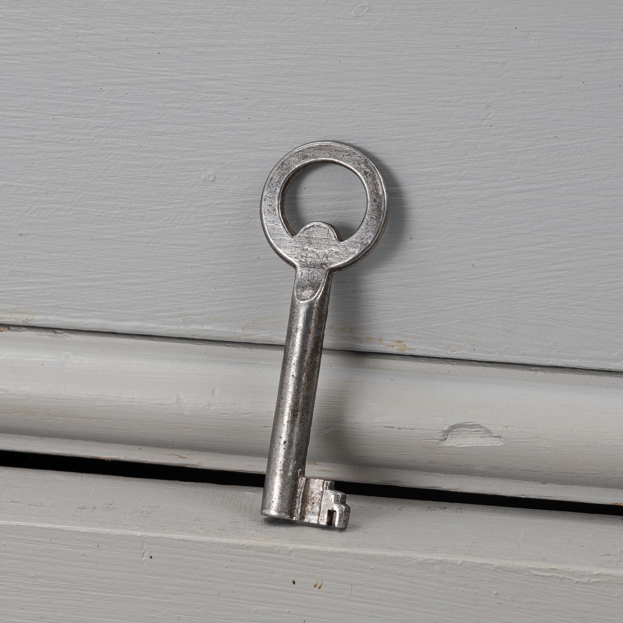 Klädskåp från omkring år 1900.