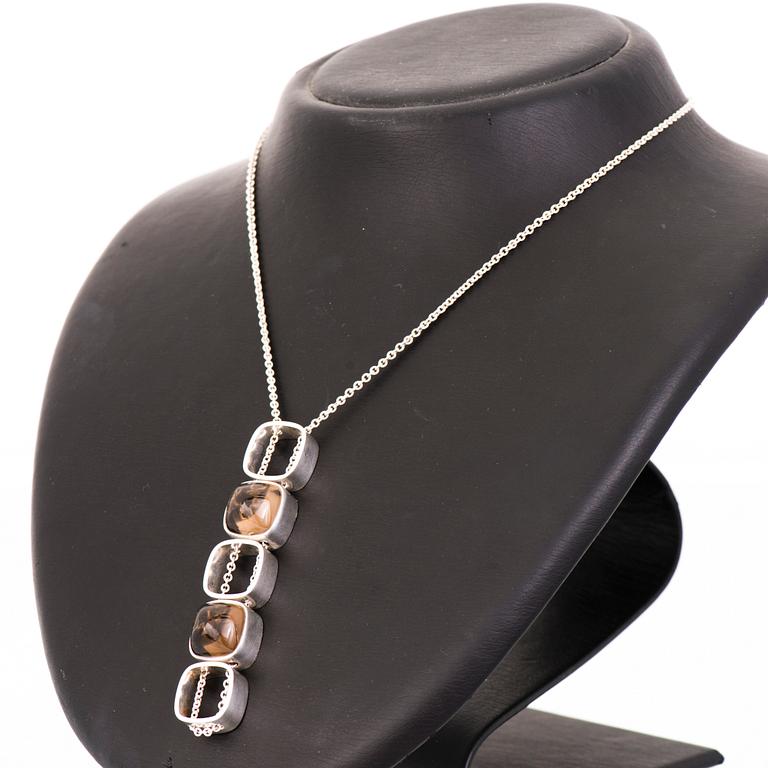 ELIS KAUPPI, RIIPUS, pyöröhiotut saukvartsit, hopeaa. Kupittaan Kulta, Turku 1960-luku.