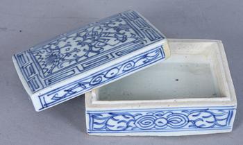 LOCKASK samt TALLRIK, porslin, Kina, 1700/1800-tal.