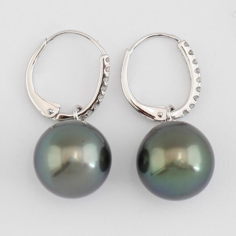 ÖRHÄNGEN, 1 par, 18K vitguld, 2 gråblå tahitipärlor, diamanter tot ca 0.15 ct.
