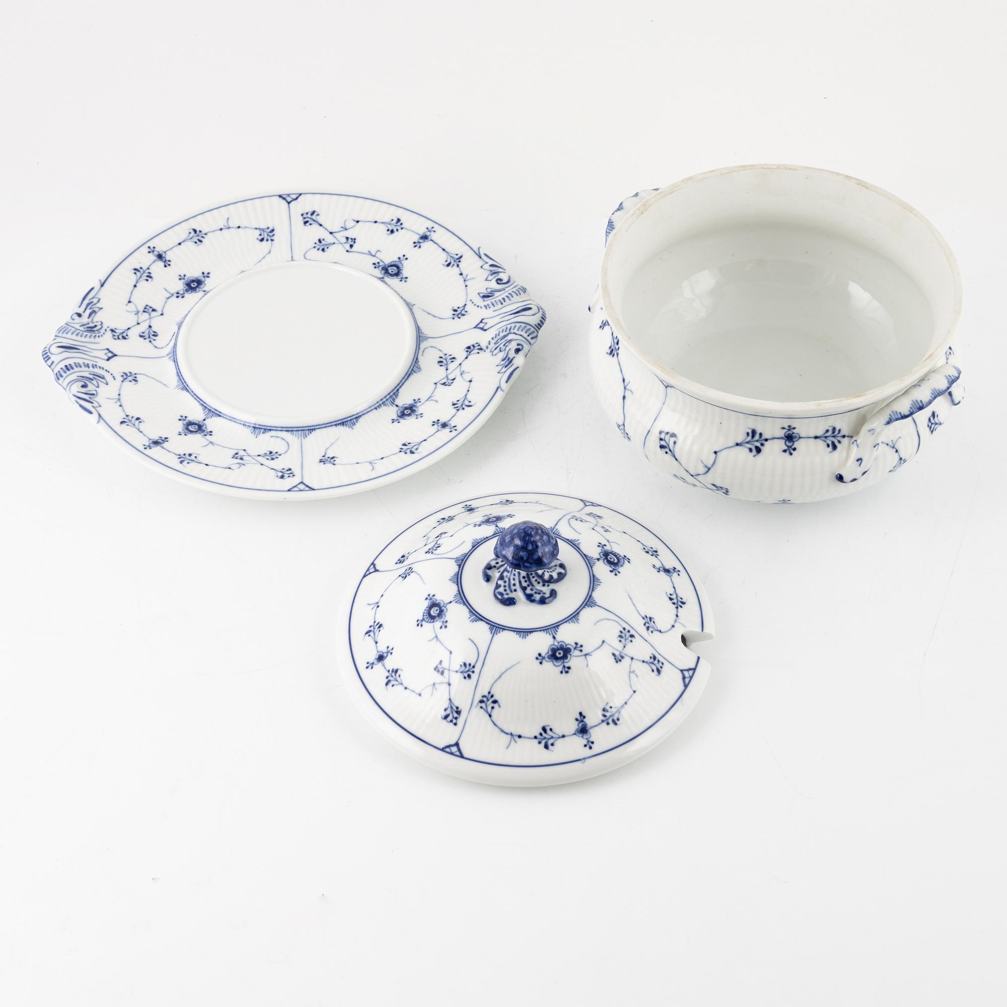 Royal Copenhagen, soppterrin med lock och fat, porslin, "Musselmalet", Danmark, 1889-1922.