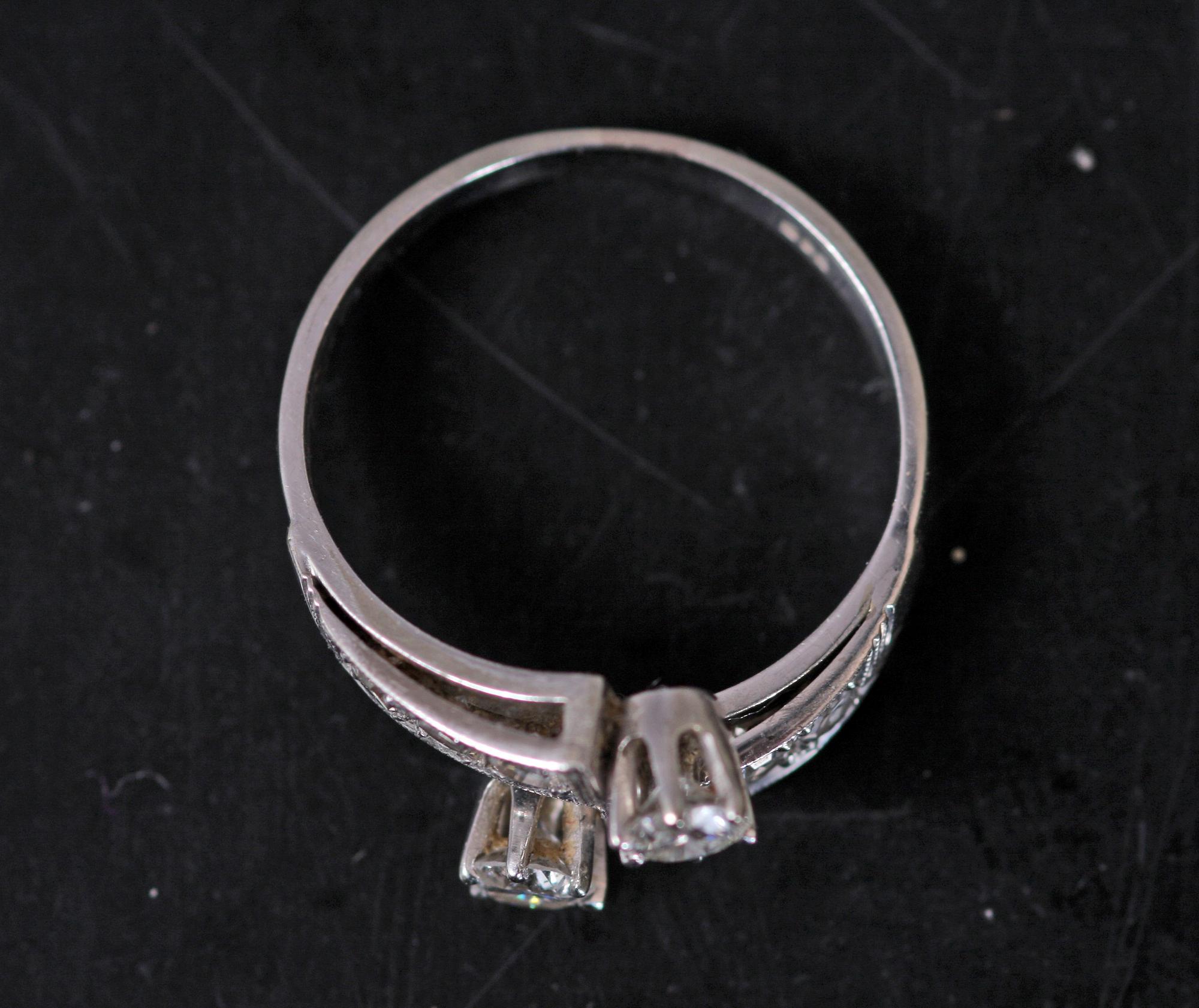 RING, vitguld m biljanter tot ca 0,75 carat.