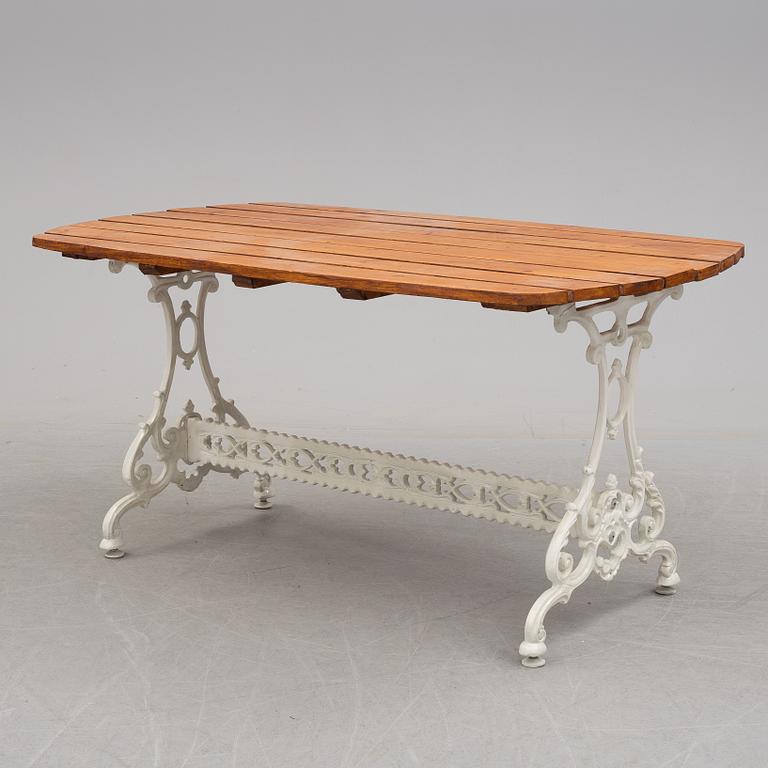 TRÄDGÅRDSGRUPP, fyra delar, metall och trä, Melins, Anderstorp, 1900-talets slut.