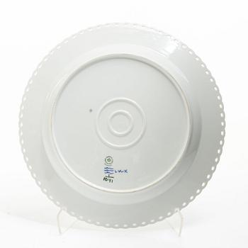 Royal Copenhagen, Two large "Blue fluted half and full lace" (Musselmalet halv- and helblond) porcelain serving dishes.