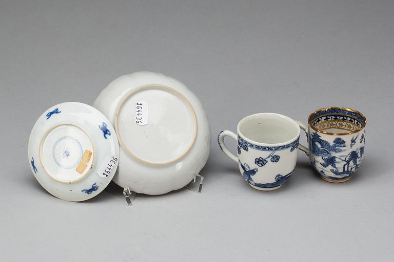 KOPPAR MED FAT, 2 st, porslin, Kina, Kangxi och Qianlong, 1700-tal.