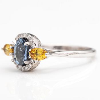 A 14K white gold ring with brilliant cut diamonds ca. 0.07 ct in total and sapphires.