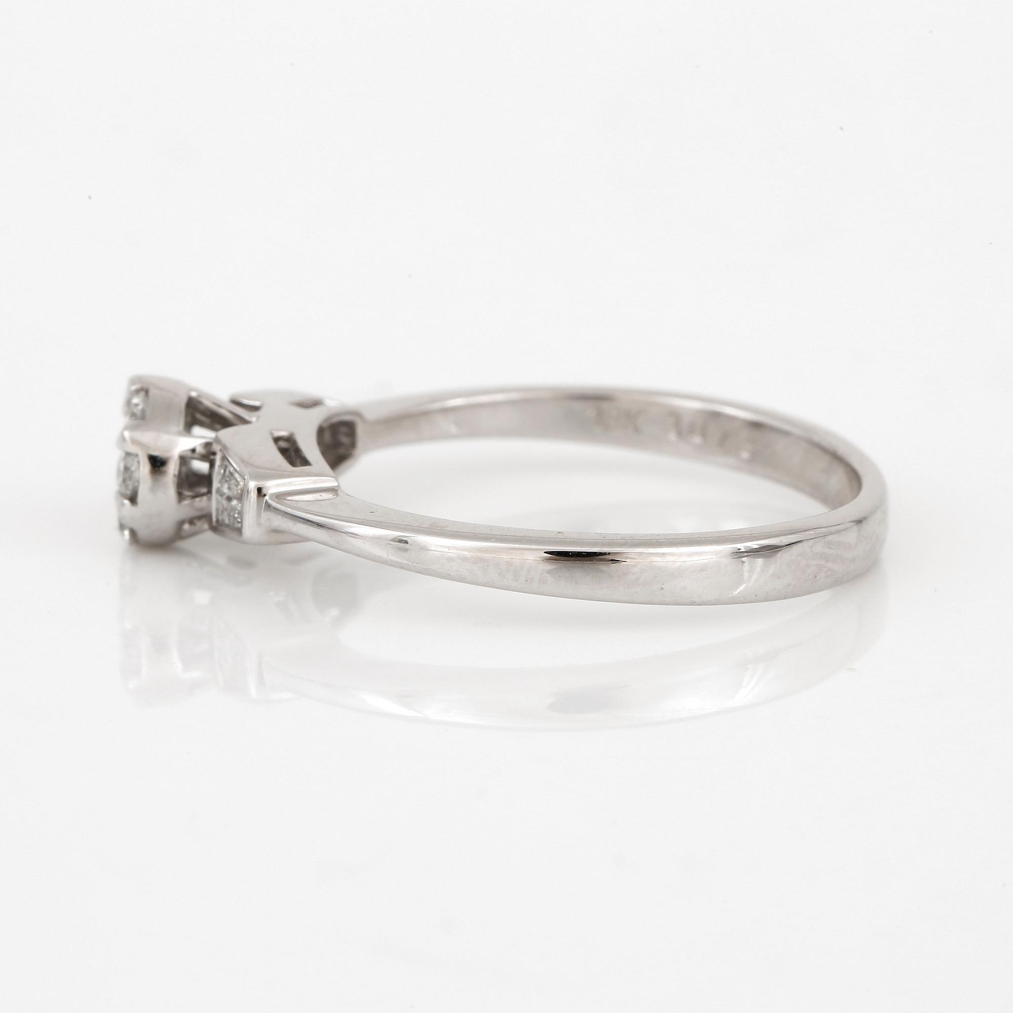 RING, med briljant och baguetteslipade diamanter, totalt ca 0,24 ct.