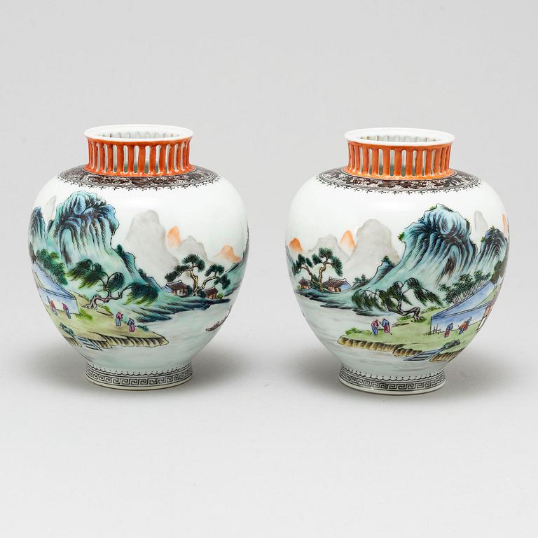 URNOR, ett par, porslin. Kina, 1900-tal.