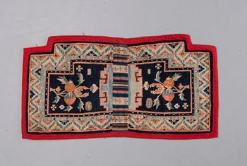 SADELTÄCKE, Tibet, 1900-talets första hälft. Ca 63x132 cm.