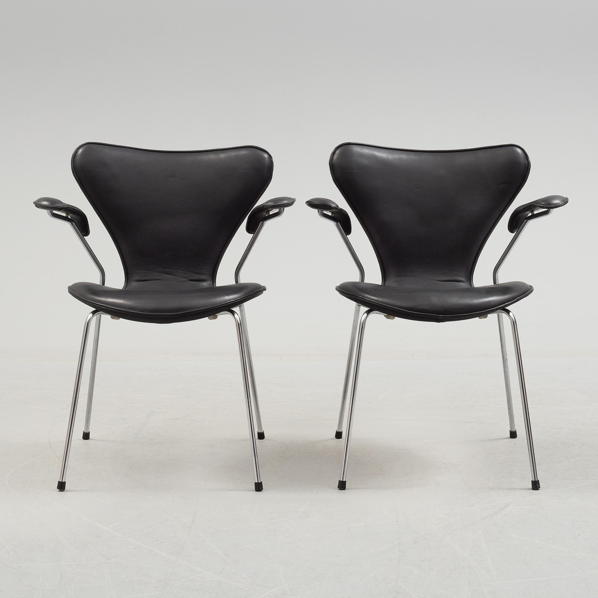 ARNE JACOBSEN, a pair of leather upholstered armchairs by Fritz Hansen, Danmark.