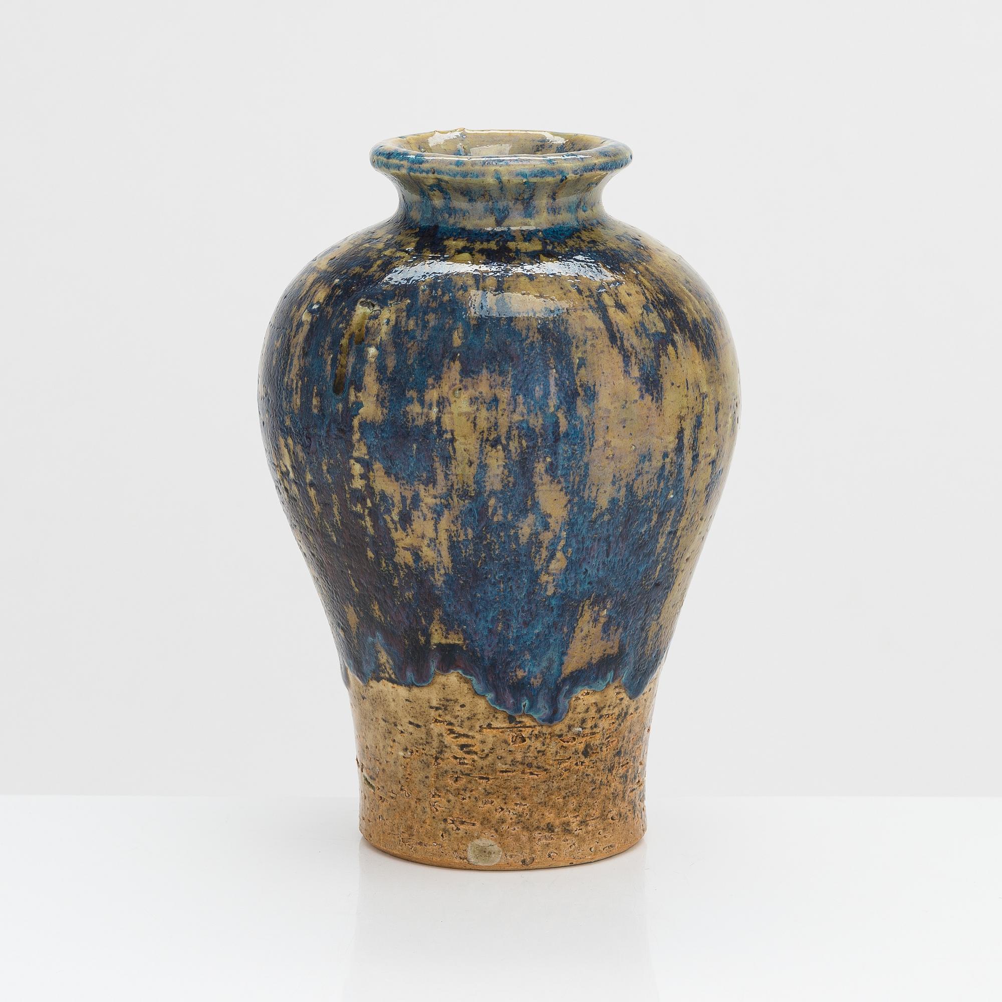 Aune Siimes, A stoneware vase. SIgned AS Arabia 1943.