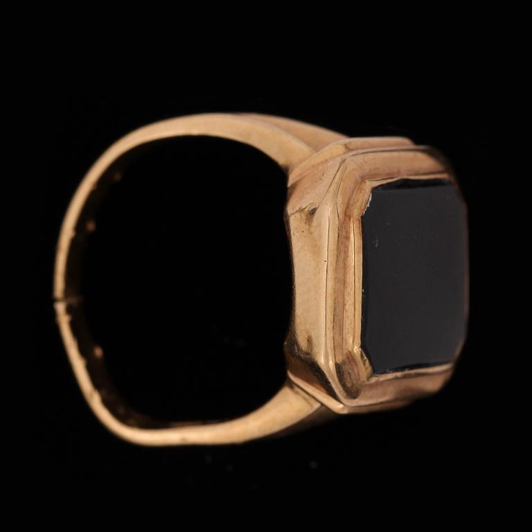 RING, 18k guld, Trege guldsmedsaktiebolaget, Göteborg 1962. Vikt ca 8,2 gram.