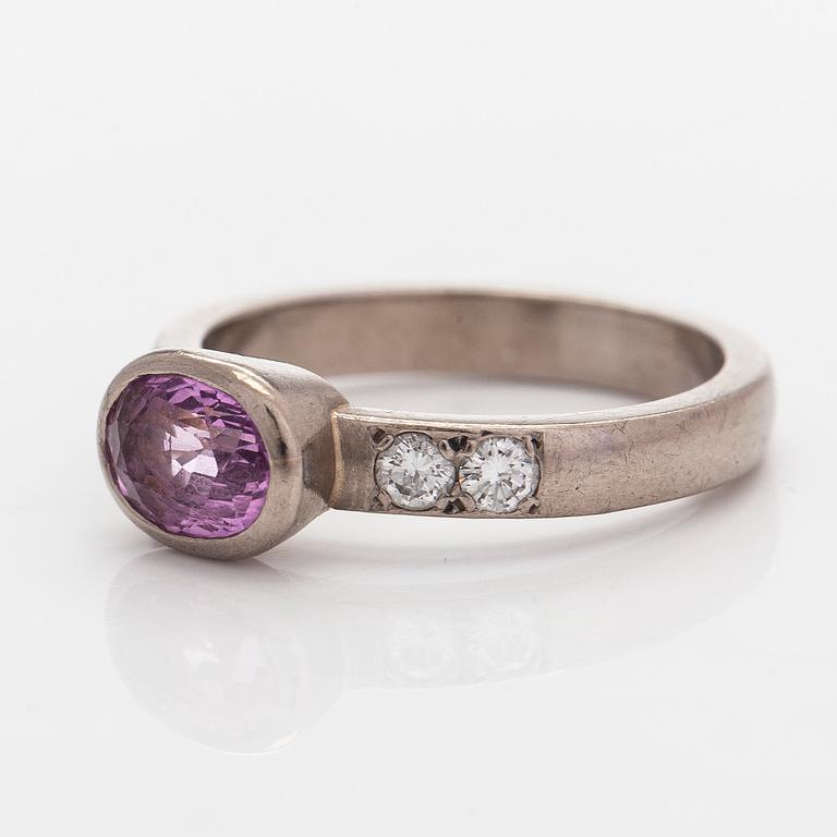 Sormus, 18K palladiumvalkokultaa, ovaalihiottu safiiri ja timantteja.