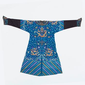 ROBE, silk. Height 145,5 cm. China, late Qing dynasty (1644–1911).