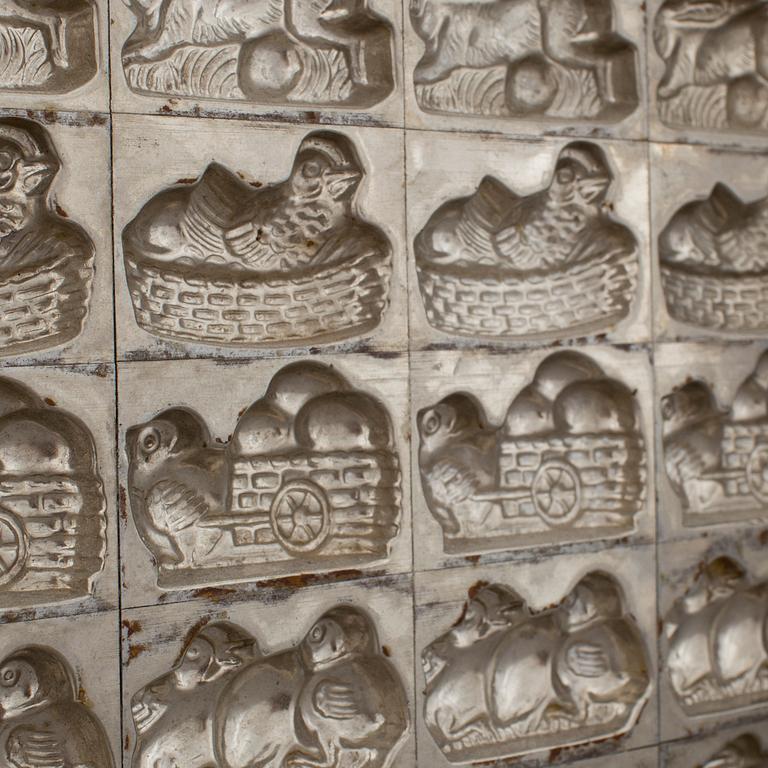 CHOKLADFORMAR, 2 stycken, 1900-talets första hälft.