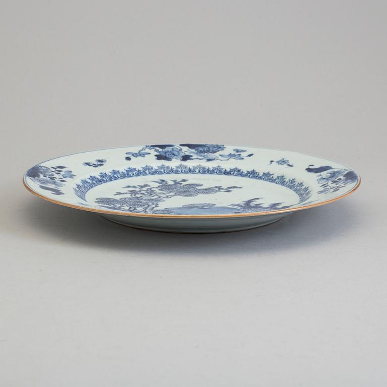 A blue and white porcelain dish, Qing dynasty, Qianlong (1736-95).