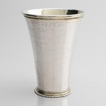 Lars Bäckman d ä, bägare, delvis förgyllt silver, Örebro (verksam 1712-1748 (1752)). Senbarock.