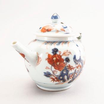 A Chinese Imari Qianlong porcelain teapot with cover.