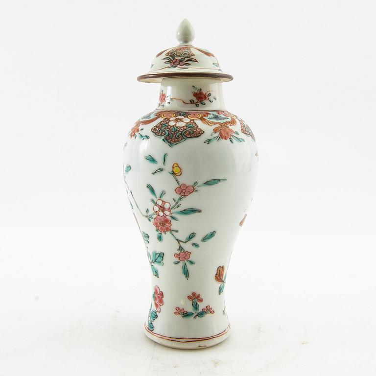 Lock urn China Qianlong 18th century porcelain.