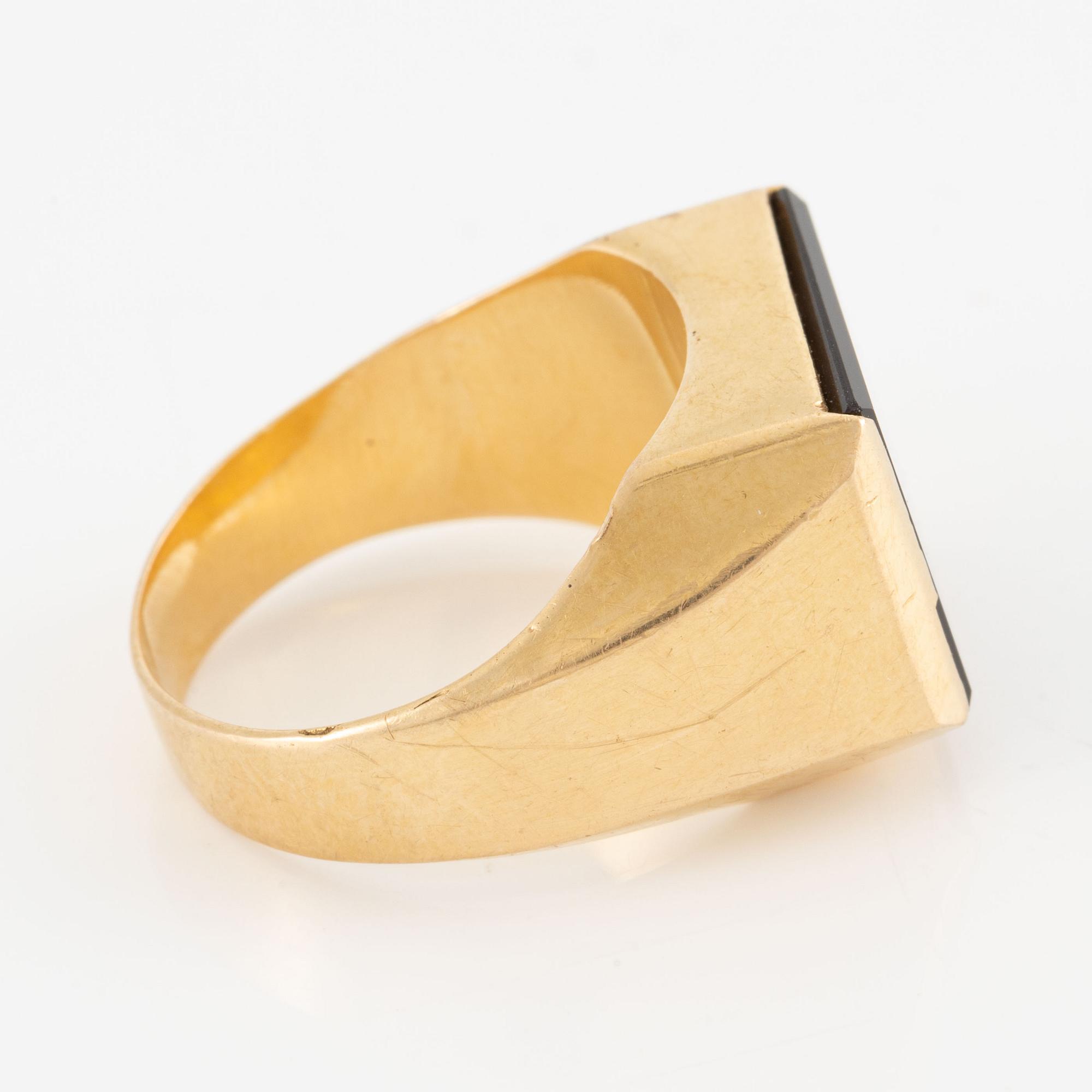 Ring 18K gold with a black stone.