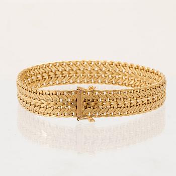 An  18K gold herringbone link bracelet.