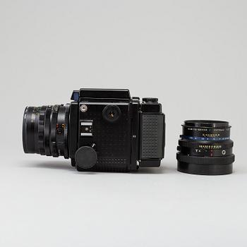 KAMERA, mellanformat, Mamiya RZ67 Pro med två objektiv och tillbehör.