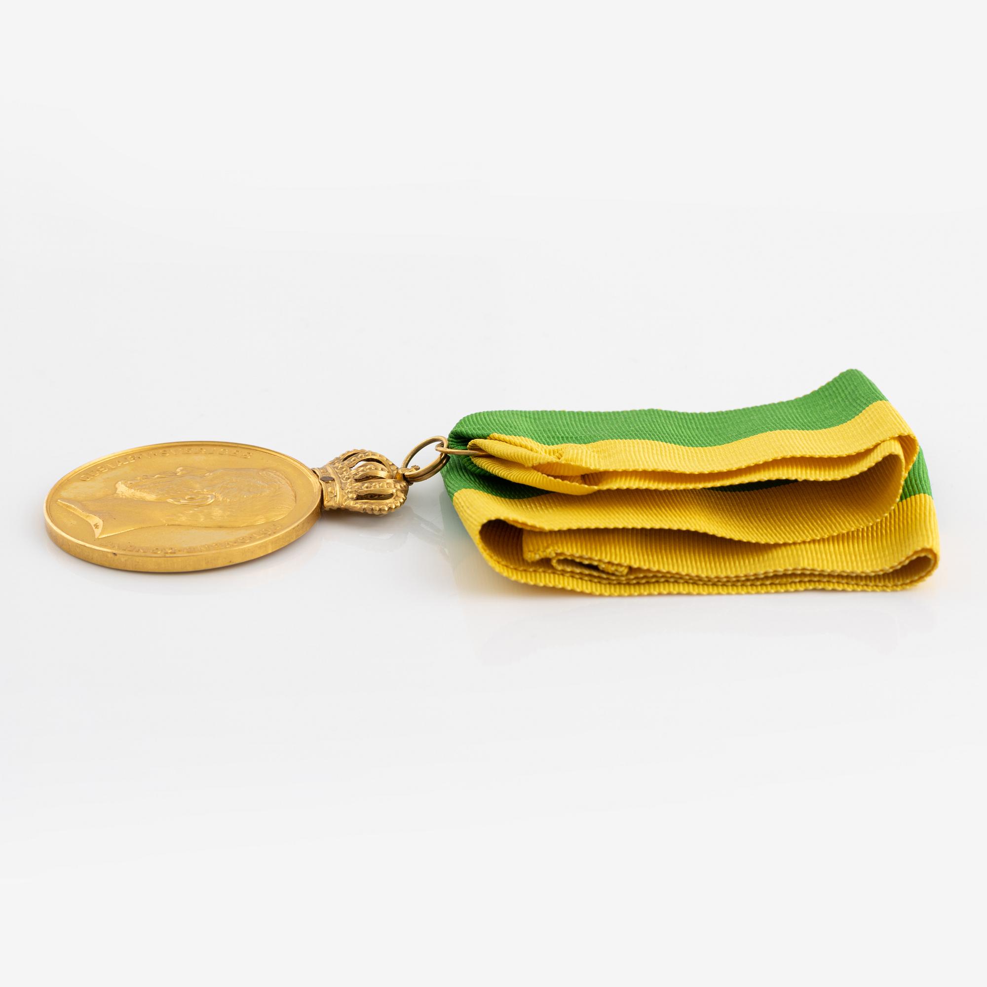 A Swedish gold medal, Kungliga Patriotiska Sällskapet, in case.with ribbon, 1942.