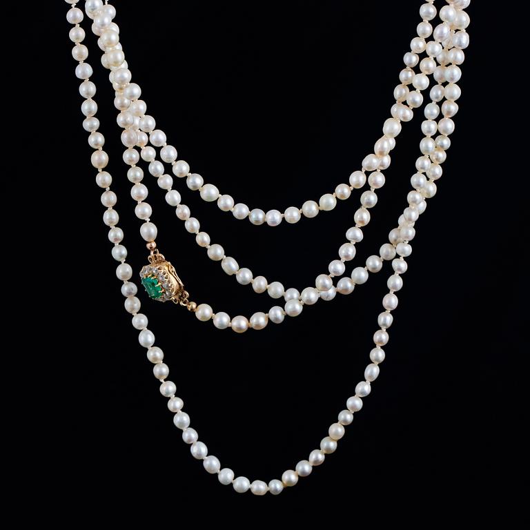 Cultured pearl necklace, clasp gold with old-cut diamonds and emerald.